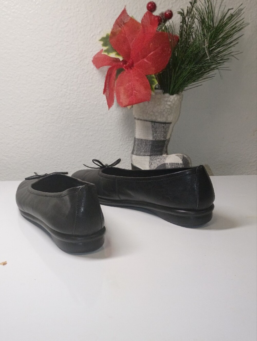 Classic Black Leather Ballet Flats with Bow Detail - Picture 6 of 8